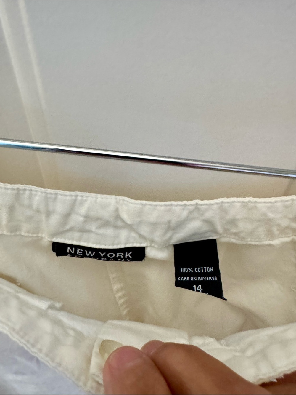 Cropped White Drawstring Capris - Picture 3 of 3